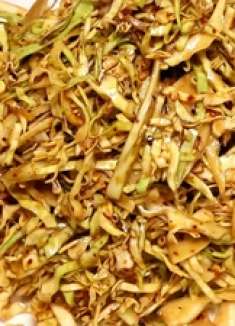 包菜别总炒着吃，试试这个凉拌做法，脆嫩爽口，香辣过瘾，真下饭