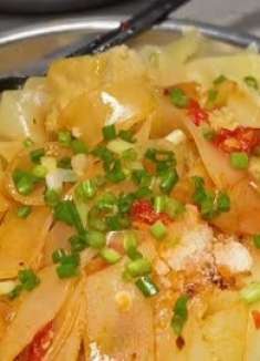 天气炎热，在家自制一碗酸辣凉皮，清凉爽口吃了还想吃