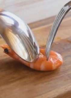 这样剥虾，快速不沾手，吃起来更方便！