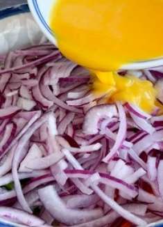 洋葱丝里淋入鸡蛋液，没想到这么香，我家一周吃5次，营养又美味