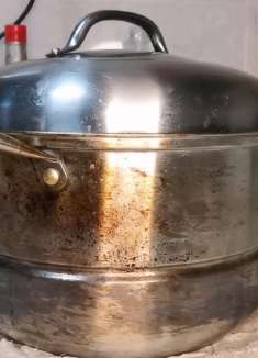 不锈钢锅发黄发黑，教你一招，不用任何洗涤剂，污渍立马清除
