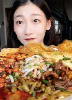 耗时半个月做一碗螺蛳粉！腌的酸笋臭到脑壳发昏！