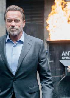 《面目全非》第一集，76岁不老男神，带着女儿闯黑帮！