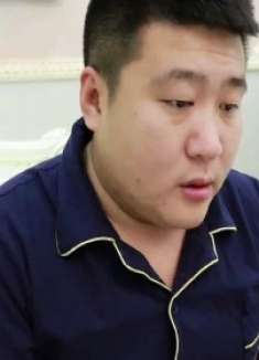 女孩每月给母亲寄钱，三年后女孩回家，推开门发现收钱的不是母亲