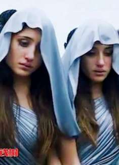 一部让人愤怒的人性片，姐妹连体18年，父母竟拿她们当摇钱树