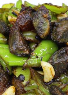 辣椒炒皮蛋怎么做好吃？大厨教你一招，焦香美味，香辣过瘾