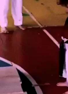 这个小朋友真能模仿啊