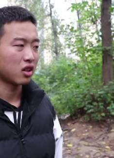 老总回老家接母亲，发小递烟却被羞辱，母亲的话老总羞愧