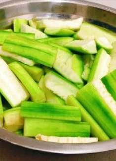 丝瓜炒鸡蛋最正确的做法，丝瓜翠绿不发黑，鲜香美味，做法简单