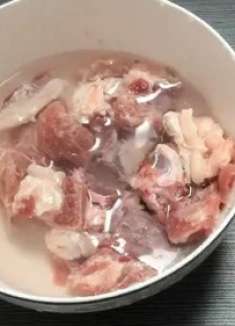 这样清洗排骨才最干净，1分钟脏东西全部洗出来，美味又营养