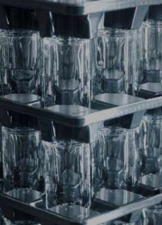 Prada 的工业秀：美在制作中