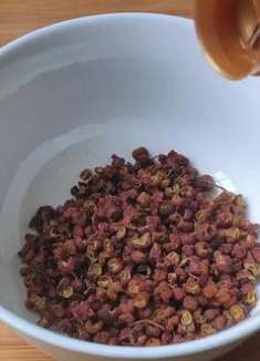 花椒用白醋泡一泡，作用真厉害，解决每家每户大烦恼，省钱又实用