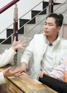 美女饭店吃饭，锅底29元老板还送个锅，对话太好笑了