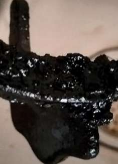 灶架子沉积黑色油垢难清洗？教你一招，水里加它泡一下就干净