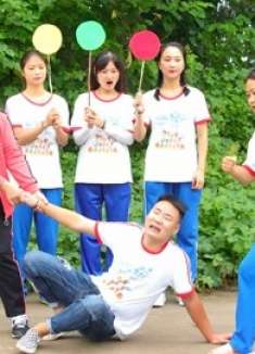 东东不守红绿灯交通规则，引发交通混乱，小朋友们不能学习他哦！