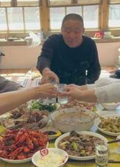 一桌热气腾腾的饭菜，迎接回家的宝贝们，日子平淡又温暖