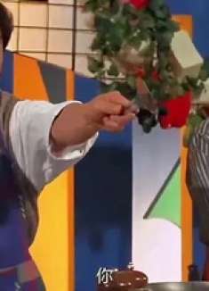 一个好人：成龙节目现场为女友扔蛋卷，下秒摔女友一脸，尴尬了