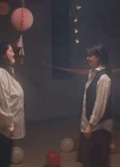 治愈性冷淡，定格 MV「永不缠绵」