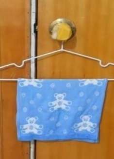 晚上睡觉前，最好在门上挂一条毛巾，好多人都还不懂，学会涨知识