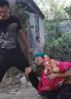 丈夫好赌成性，妻子丢下孩子离开，5年后妻子回家，丈夫变这样