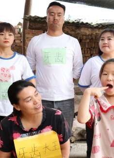 小朋友的牙齿不见了，原来是牙齿嫌她太脏了不想跟她回去，太逗了