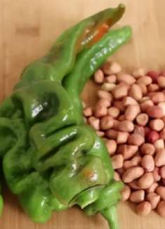 辣椒不炒着吃了，加一把花生米，教你下饭做法，好解馋