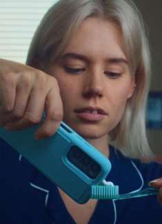 脑洞清奇的广告，玩手机真的能当饭吃！