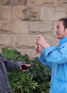 乞丐在路边乞讨，美女好心劝他改行，结局太幽默了