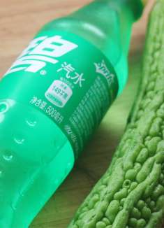 雪碧倒进苦瓜里，想不到这么厉害，好多人没见过，越吃越上瘾