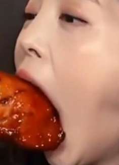 爆笑：美女一口吃鸡腿，果然嘴大吃四方啊