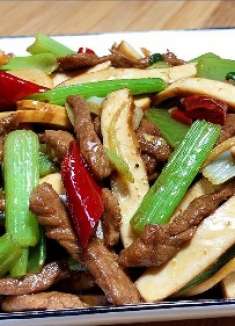 难怪饭店芹菜香干炒肉丝那么好吃，做法技巧教会你，原来这么简单
