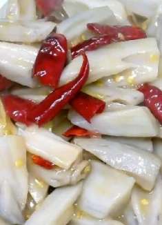 辣椒烧莲菜，香辣入味，非常下饭，值得一试