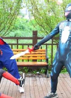 马里奥真人版：毒液重伤蜘蛛侠夺宝剑，马里奥能救蜘蛛侠吗