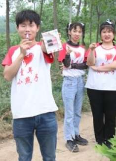 石头吃口红巧克力糖，却被小伙伴们误以为在涂口红，太逗了