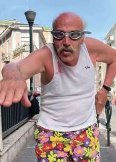 令人懵逼的脑洞胶片 MV「随地游泳佬」