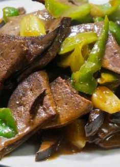 猪肝不要直接下锅炒，看看我这个方法，先煮熟再炒一点腥味都没有