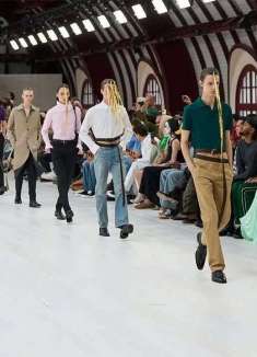 就离谱！人均挂鸡毛的罗意威 25 春夏秀