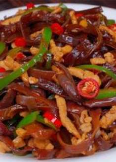 木耳别总是凉拌了，教你一个新做法，清脆又入味，大人小孩都爱吃