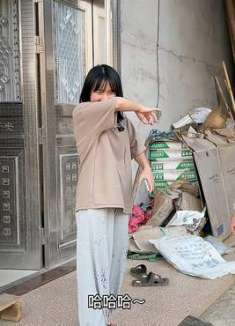 小欣的脚是真的臭，鱼都被熏死了，大姐都不敢让她逛街！