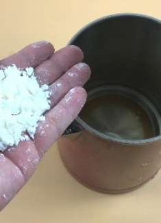 不管水壶水垢有多厚，只需壶里撒一把，水垢自动脱落，干净如新