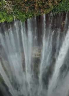 亚洲原始的美 神奇喷泉和绿色稻田森林