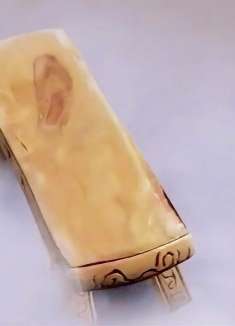 仙女：仙界的椅子真大胆，竟连公主的脚都敢摸，王母发怒：劈成柴