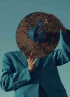 蒙太奇时尚大片，「不撞色」的意外和谐