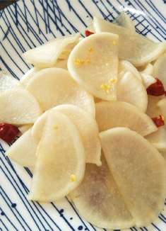 凉拌萝卜，过年了肯定想爽口下饭菜，三分钟就可以学会，清脆开胃