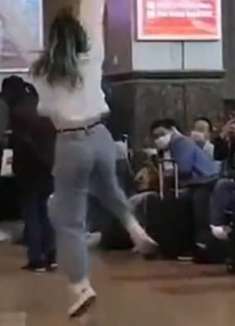 爆笑：现在的妹子都怎么了，走哪跳哪也不知道害羞