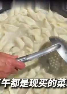 东北工地门口大姨的水饺自助10块一位随便吃还能送瓶汽水。你们感觉怎么样