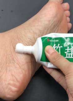 牙膏挤一点抹在脚上，解决了家家户户晚上的大烦恼，太实用了