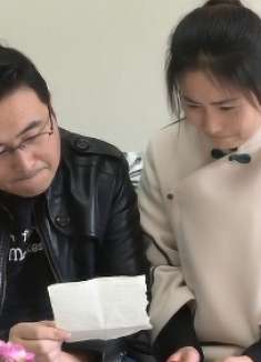 孩子满月,婆婆给了一个红包,妻子随手打开,搞笑剧