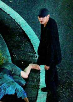 男子在阳台抽烟，意外目睹凶杀案，刚想报警就暴露了