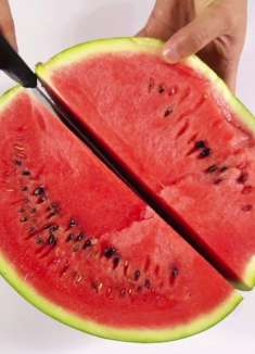 夏天吃西瓜，教你一个不一样的吃法，一点不脏手，试过的人都夸好